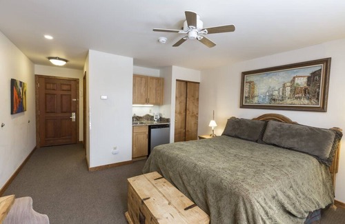 Whitefish Hotel | Hotel Style Room Near Ski Slopes