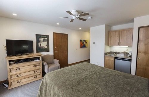 Whitefish Hotel | Hotel Style Room Near Ski Slopes
