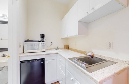 Naples House | Hotel-style studio near marina with pool, game room, sauna, tennis, BBQ, gym