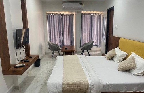 Rau Hotel | Hotel Suraj