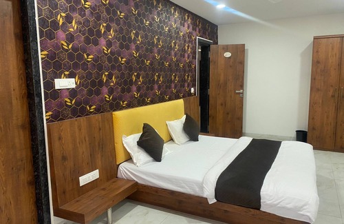 Rau Hotel | Hotel Suraj