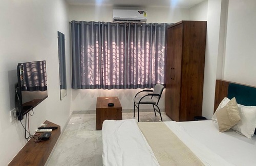Rau Hotel | Hotel Suraj