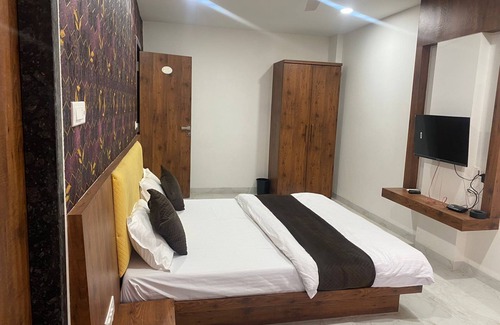 Rau Hotel | Hotel Suraj