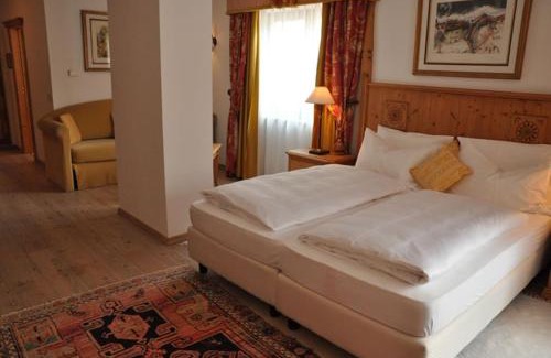 Corvara in Badia Hotel | Hotel Table