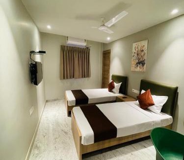 Ballygunge Hotel | Hotel The Crest