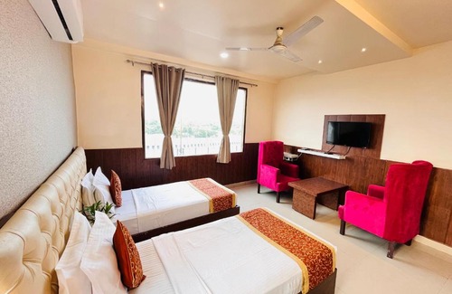 Gomti Nagar Hotel | Hotel The Leaf - Gomti Nagar Lucknow