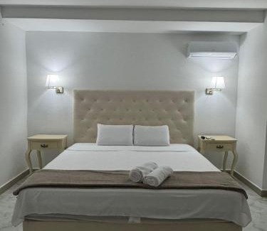 Simon Bolivar House | Hotel The Royalty Inn