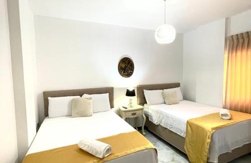 Simon Bolivar House | Hotel The Royalty Inn