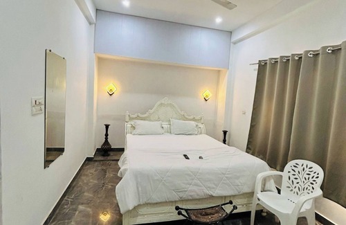 Varanasi Hotel | Hotel The White House Varanasi