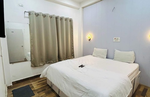 Varanasi Hotel | Hotel The White House Varanasi