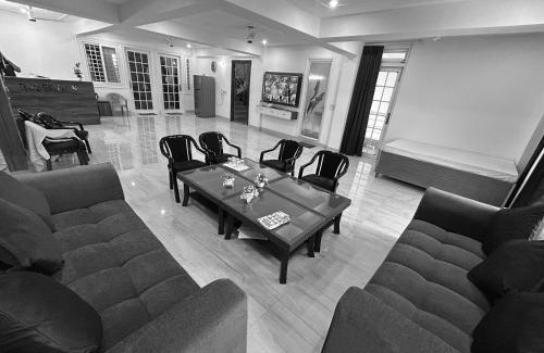 South West Apartment | Hotel Trident Inn- Sarai Kale Khan Railway station