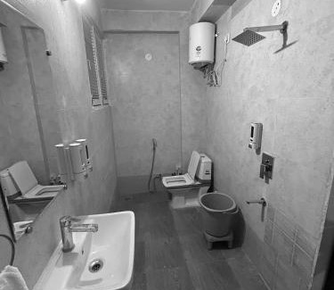 South West Apartment | Hotel Trident Inn- Sarai Kale Khan Railway station