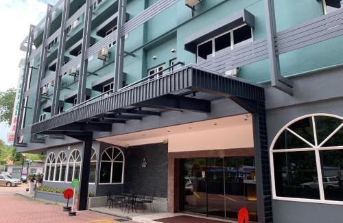 Taman Selamat Hotel | Hotel Waterfall