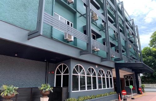 Taman Selamat Hotel | Hotel Waterfall