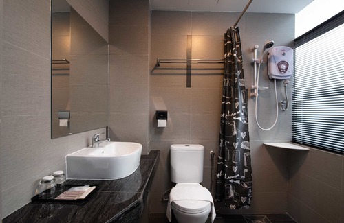 Taman Selamat Hotel | Hotel Waterfall