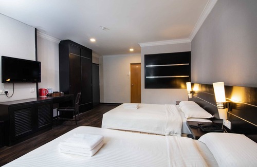 Taman Selamat Hotel | Hotel Waterfall