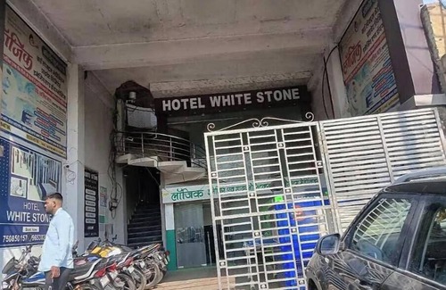 Gonda Apartment | Hotel White Stone Luxury Room with AC 3