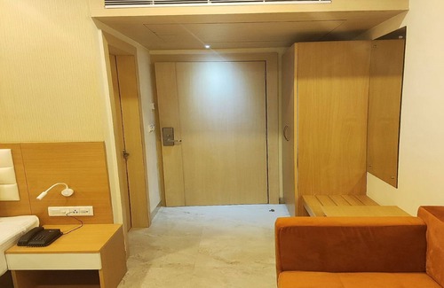 Mahmoorganj Hotel | HOTEL XENIA