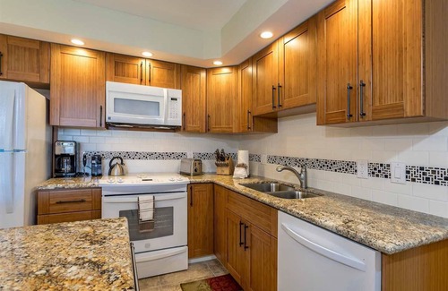 Kihei Condo | Hotel zoned top floor condo with ocean & mountain views. Last minute discounts!