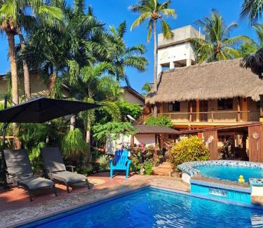 Brisas de Zicatela Hotel | HOTELITO SWISS OASIS, Playa Zicatela - Adults Only - Kitchen - Cocina