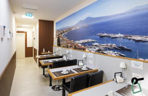 Naples City Centre Apartment | HOTIDAY Room Collection - Napoli Botanique