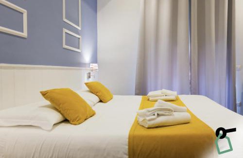 Naples City Centre Apartment | HOTIDAY Room Collection - Napoli Botanique