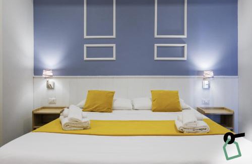 Naples City Centre Apartment | HOTIDAY Room Collection - Napoli Botanique