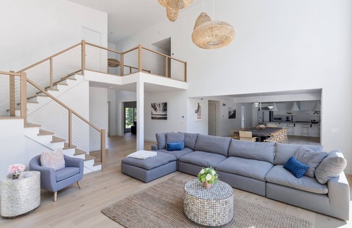 Montauk House | HOTTEST New Modern Beach House w pool & hot tub steps to Gurney’s
