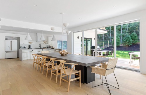 Montauk House | HOTTEST New Modern Beach House w pool & hot tub steps to Gurney’s