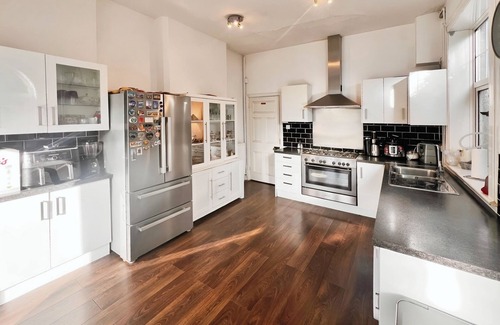 Burton on Trent House | Hottub-garden-parking-sleeps10-10mintotown