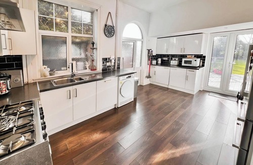 Burton on Trent House | Hottub-garden-parking-sleeps10-10mintotown