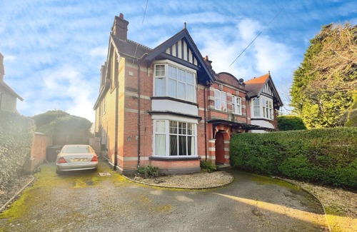Burton on Trent House | Hottub-garden-parking-sleeps10-10mintotown