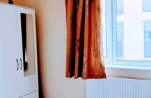 Hounslow Central Apartment | Hounslow High Street