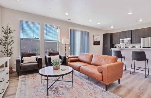 Nampa House | | Hounslow way | Stylish 2 bedroom townhome | Namp
