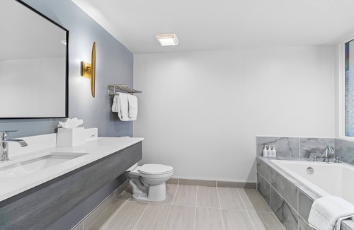Bakersfield Hotel | Hourglass Hotel, Trademark Collection by Wyndham