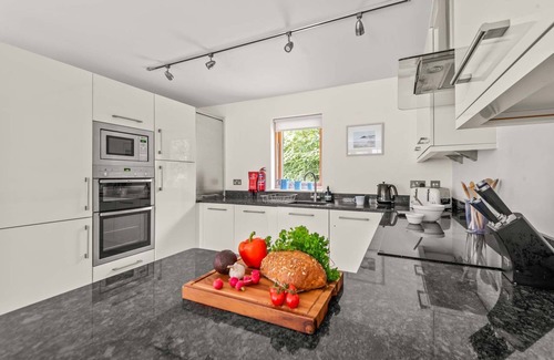 Talland Cottage | House 1 - sleeps 6 guests in 3 bedrooms