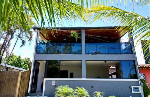 Bracui House | House 15 meters from the beach in a condominium with "feet in the sand"