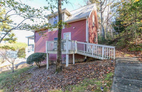 Leesburg House | House # 15 Lakin' it Easy (no pets) Lake View