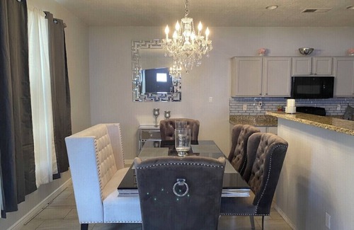 Westgate Heights House | House 3 bd 2.5 bathrooms