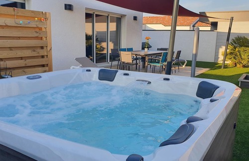 Longeville-sur-Mer House | House 4 * SPA outside, 4 bedrooms, 2 bathrooms, near beach