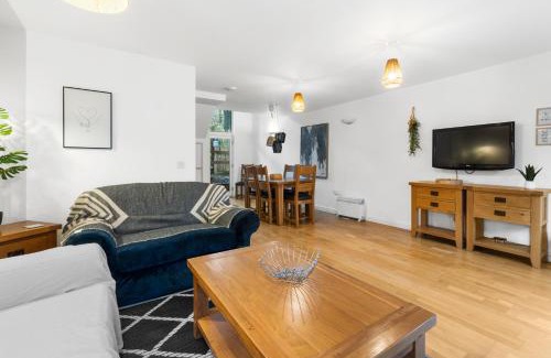 Porthtowan House | House 5 Ironcroft - Modern Pet-friendly, Walk to beach & village