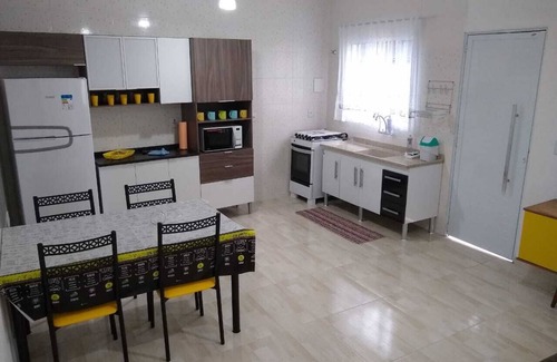 Caraguatatuba House | HOUSE 500 METERS FROM THE BEACH IN THE CENTER OF MASSAGUAÇU WITH BALCONY, BARBECUE AND WI-FI