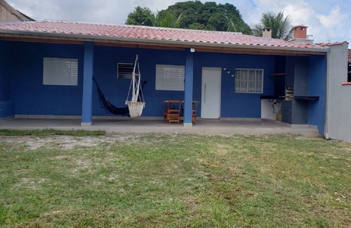 Caraguatatuba House | HOUSE 500 METERS FROM THE BEACH IN THE CENTER OF MASSAGUAÇU WITH BALCONY, BARBECUE AND WI-FI