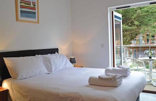 Porthtowan House | House 6 Goldcroft - Walk to Beach & Village, Pet-friendly & hottub