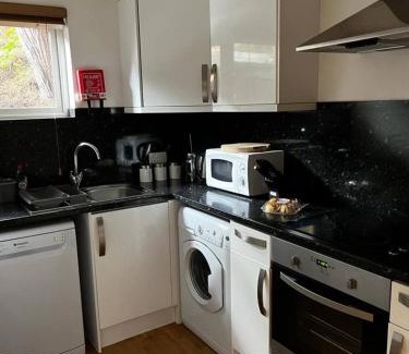 Porthtowan House | House 6 Goldcroft - Walk to Beach & Village, Pet-friendly & hottub