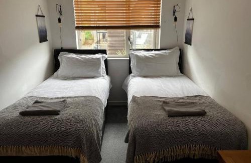 Porthtowan House | House 6 Goldcroft - Walk to Beach & Village, Pet-friendly & hottub