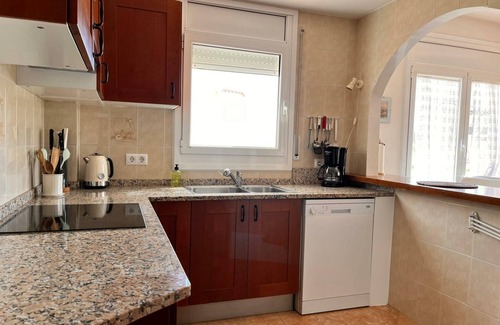 Sant Pere Pescador Ski Chalet | House Amfora 17 - barbecue, wifi, large plot, parking. Costa Brava