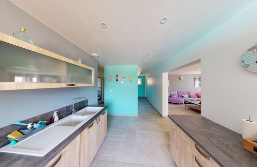 Tresques House | House amidst vineyards