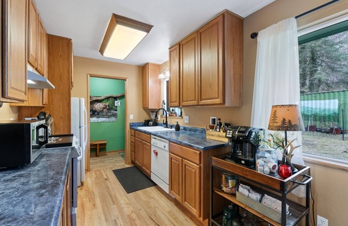 Washougal House | House at the Falls-Cozy Cabin Retreat