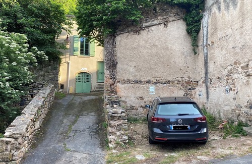 Champeix House | House at the foot of the castle + private parking